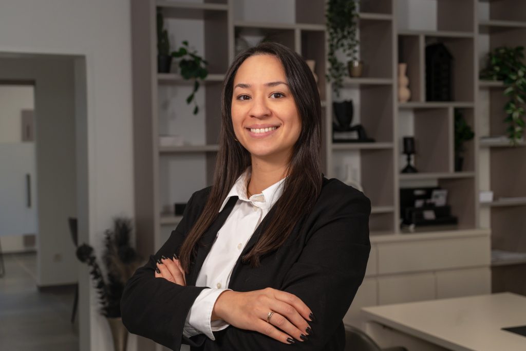 Carola Brenner, Back Office Managerin bei David Deindl Immobilien, lächelnd im Büro