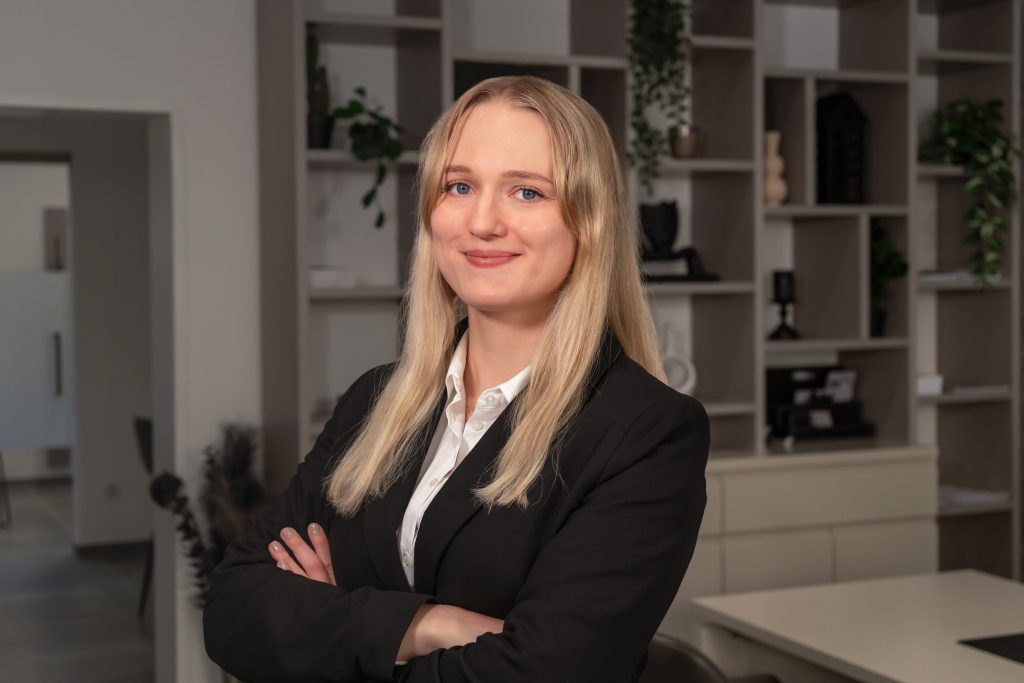 Julia Kaindl, Marketing Managerin bei David Deindl Immobilien, lächelnd im Büro