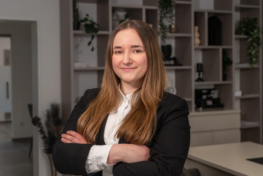 Julia Reiter, Back Office Managerin bei David Deindl Immobilien, lächelnd im Büro